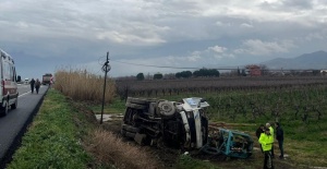 Çekiciden savrulan kamyon şarampole uçtu