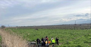 Manisa’da otomobil tarlaya uçtu: 2 yaralı