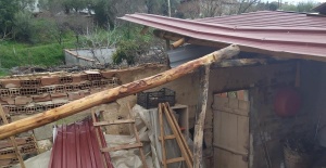 Manisa’da sağanak ve fırtına çatıları uçurdu