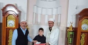 bNamaza gelen çocuklar hediyeyle sevindirildi/b