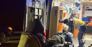 Önce refüje ardından bariyerlere çarptı: 2 yaralı