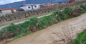 Sağanak yağış Sarıgöl’de kuruyan dereleri canlandırdı