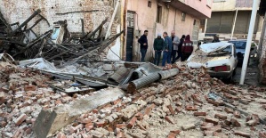 Sağanak yağış Sarıgöl’de metruk bir binayı yıktı