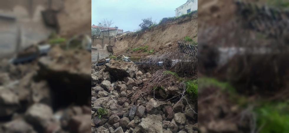 bSağanak yağmur okulun istinat duvarını.../b