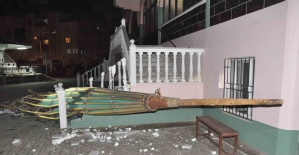Salihli ilçesini fırtına vurdu, minarenin külahı koptu, çok sayıda ağaç devrildi