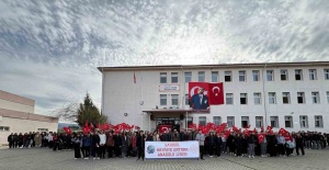Sarıgöl’de öğrencilerden bayrağa anlamlı sahiplenme