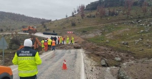 Selendi-Simav Karayolu’nda yoğun yağış sonrası çökme