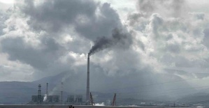 Soma’da, termik santralden yükselen siyah duman kentin soluğunu kesiyor