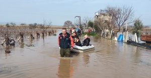 Su baskınında mahsur kalan 4’ü çocuk 5 kişi kurtarıldı