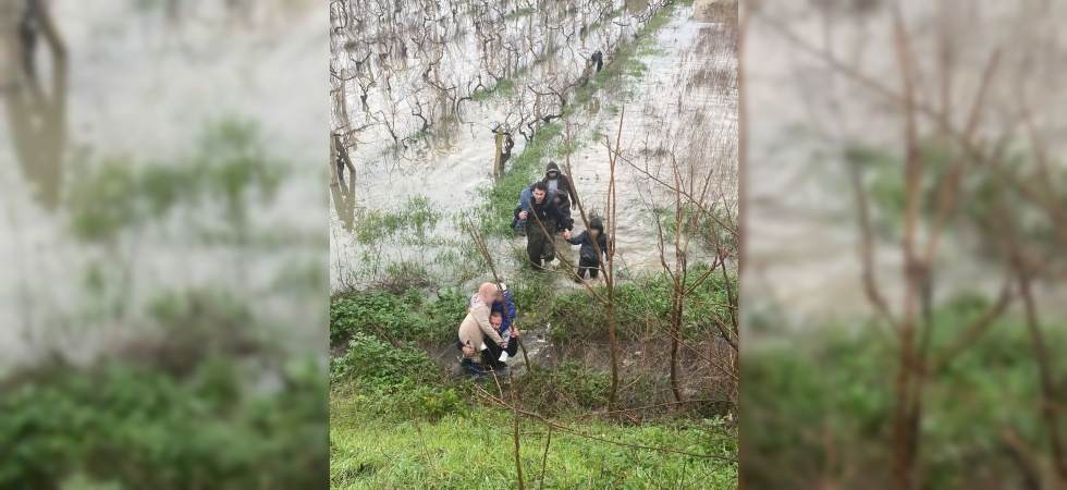Taşkın sebebiyle mahsur kalan aile kurtarıldı
