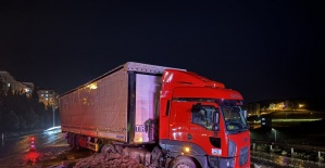 Tır refüje çıktı, 2 otomobil zarar gördü