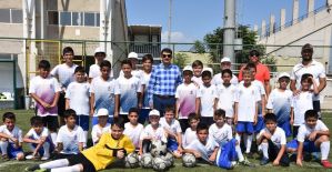 Başkan Çelik minik futbolcuları ziyaret etti
