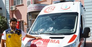Ayakkabılıkta bulduğu Türk bayrağını ambulansa astı