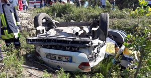 Manisa'da Kontrolden Çıkan Araç Şarampole Uçtu: 1 Ölü, 2 Yaralı!
