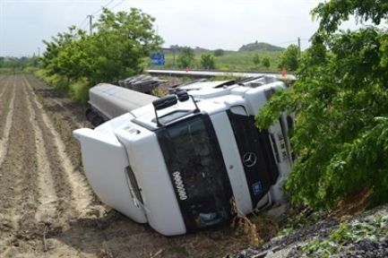  Tır, Tarlaya Devrildi