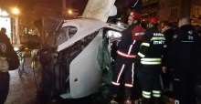 Porsche marka lüks araç kaldırıma çarparak yan yattı: 1 yaralı