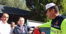 Turgutlu’da traktör sürücülerine reflektör uyarısı yapıldı