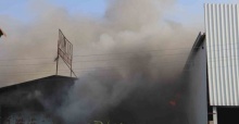 Dumanlar ilçeyi kapladı, itfaiye ekipleri saatlerce mücadele etti