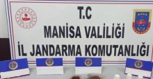 Evinde 1 kilo uyuşturucu ve yüzlerce hapla yakalandı