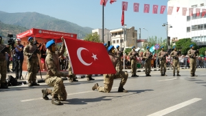 Komandoların tüfekli gösterileri izleyenleri mest etti