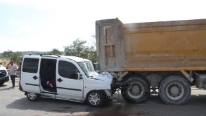 Hafif ticari araç hafriyat kamyonuna çarptı 4’ü çocuk 7 yaralı