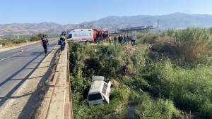 Manisa'da minibüs dereye uçtu 1 ağır yaralı