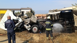 Manisa'da şarampole devrilen tırın sürücüsü yaralandı