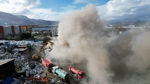 Manisa'daki geri dönüşüm tesisinde yine yangın çıktı