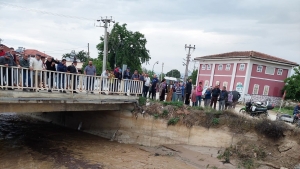 Sel sularının gelişini meraklı bakışlarla izlediler