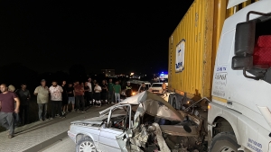 Manisa’da kamyonun çarptığı otomobil hurdaya döndü: 1 yaralı