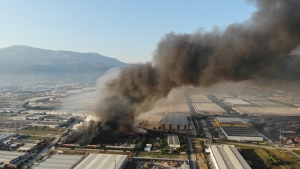 Manisa'daki fabrika yangını 16 saattir devam ediyor