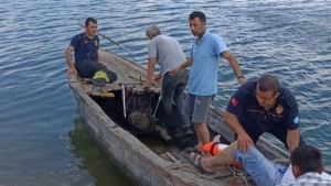 Kayalıklardan düştü, kayıkla kurtarıldı