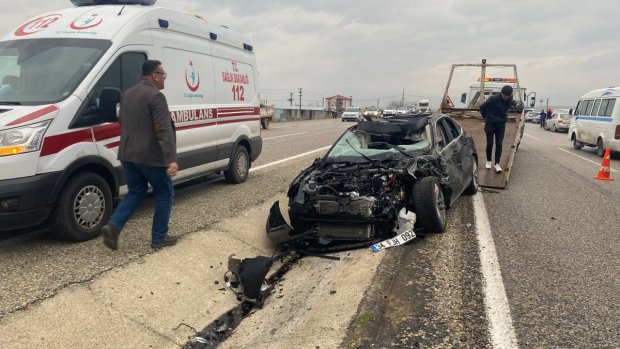 Manisa'da iki otomobil kafa kafaya çarpıştı 3 ağır yaralı